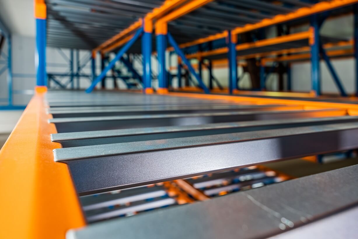 poprzeczki stalowe w regałach do magazynowania dokumentacji