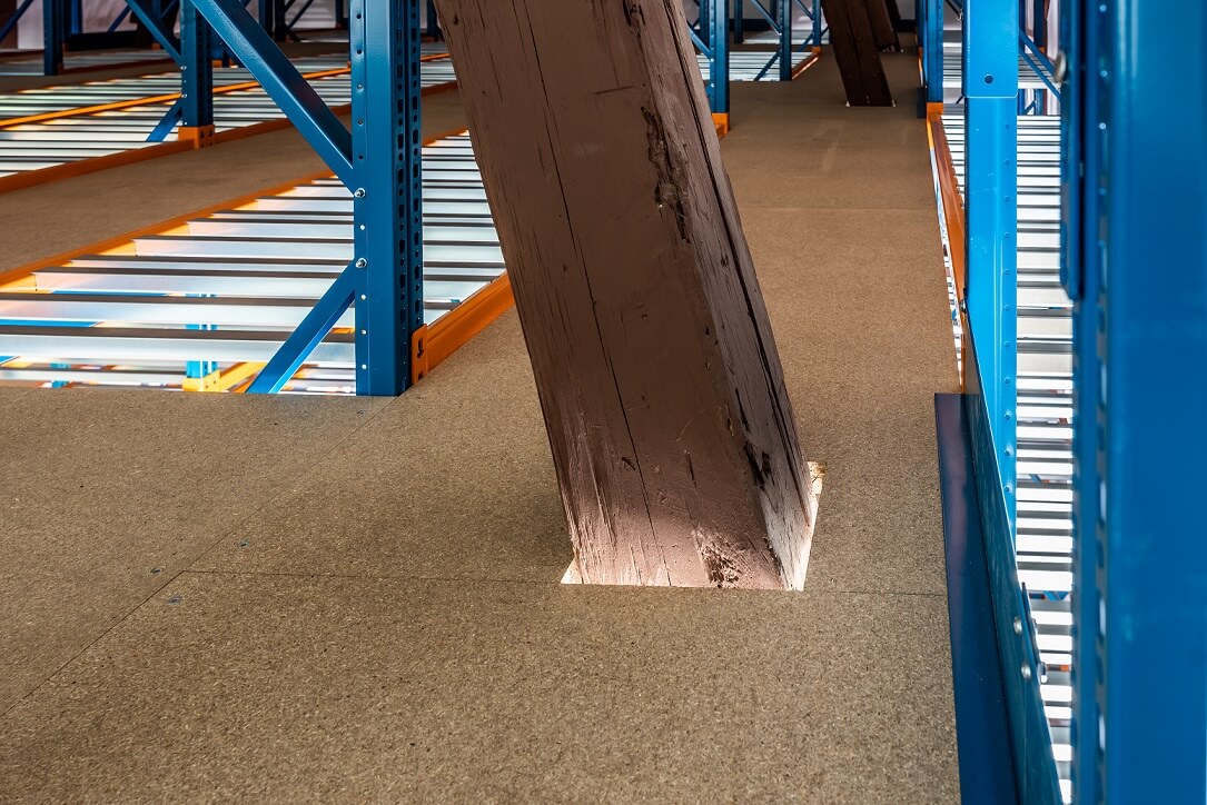 krokiew wpasowana w regały 