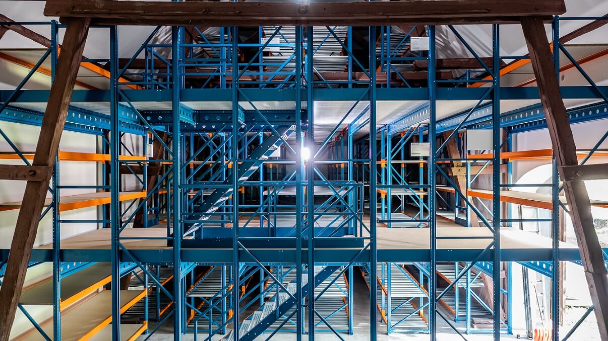 stare belki w stodole przerobionej na magazyn