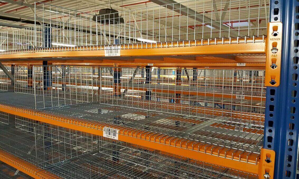 Półki siatkowe oraz separatory w regałach Nedcon dla drobnych gabarytów