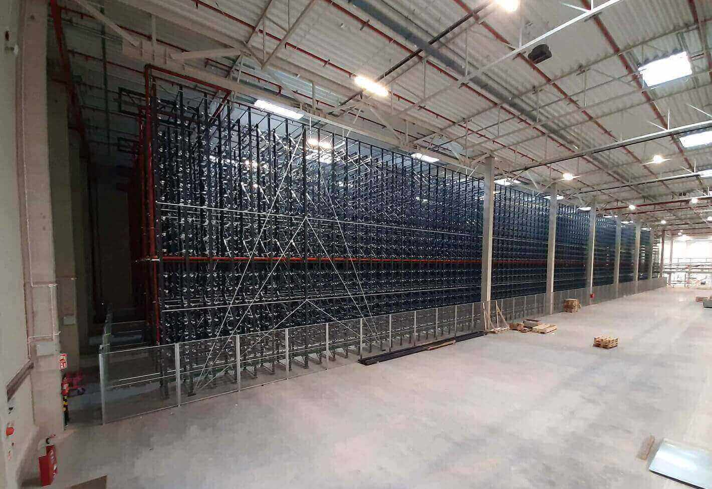 Regały miniload w magazynie odzieżowym