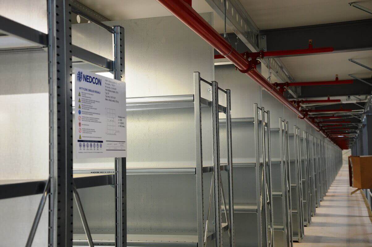 Regały półkowe Nedcon w magazynie odzieżowym