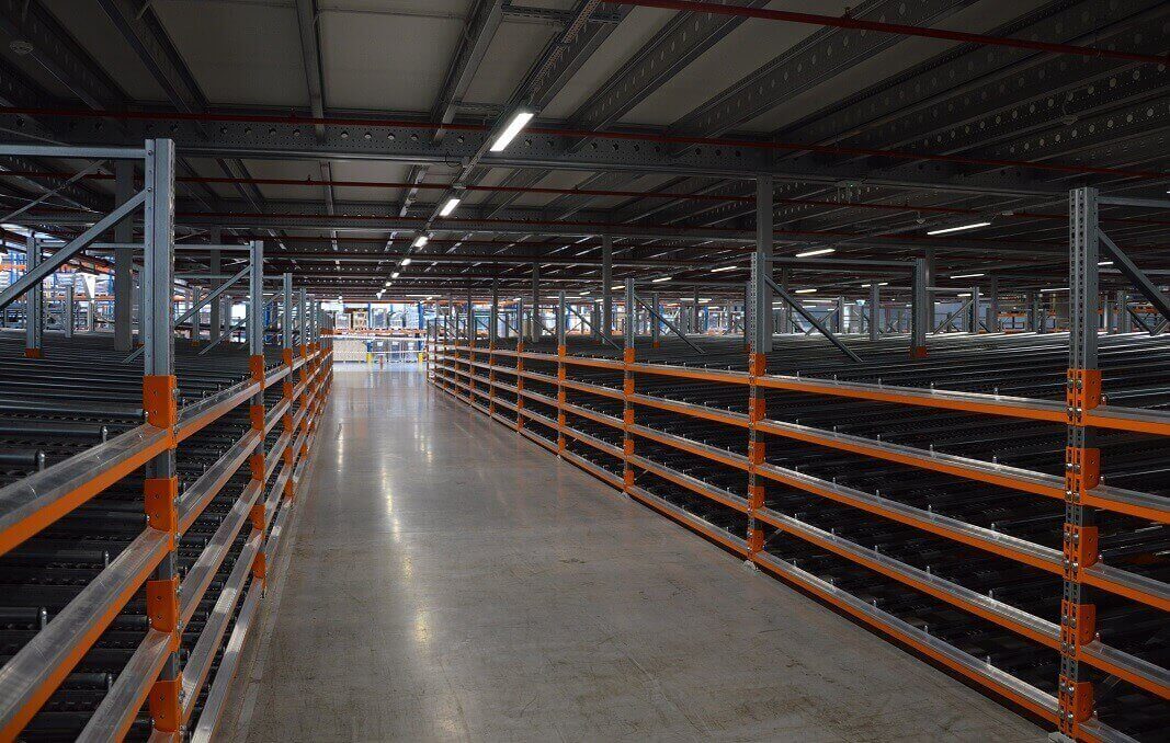 Regały rolkowe w hali magazynowej