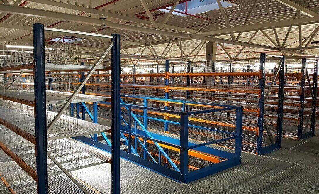 Regały firmy Nedcon w hurtowni motoryzacyjnej