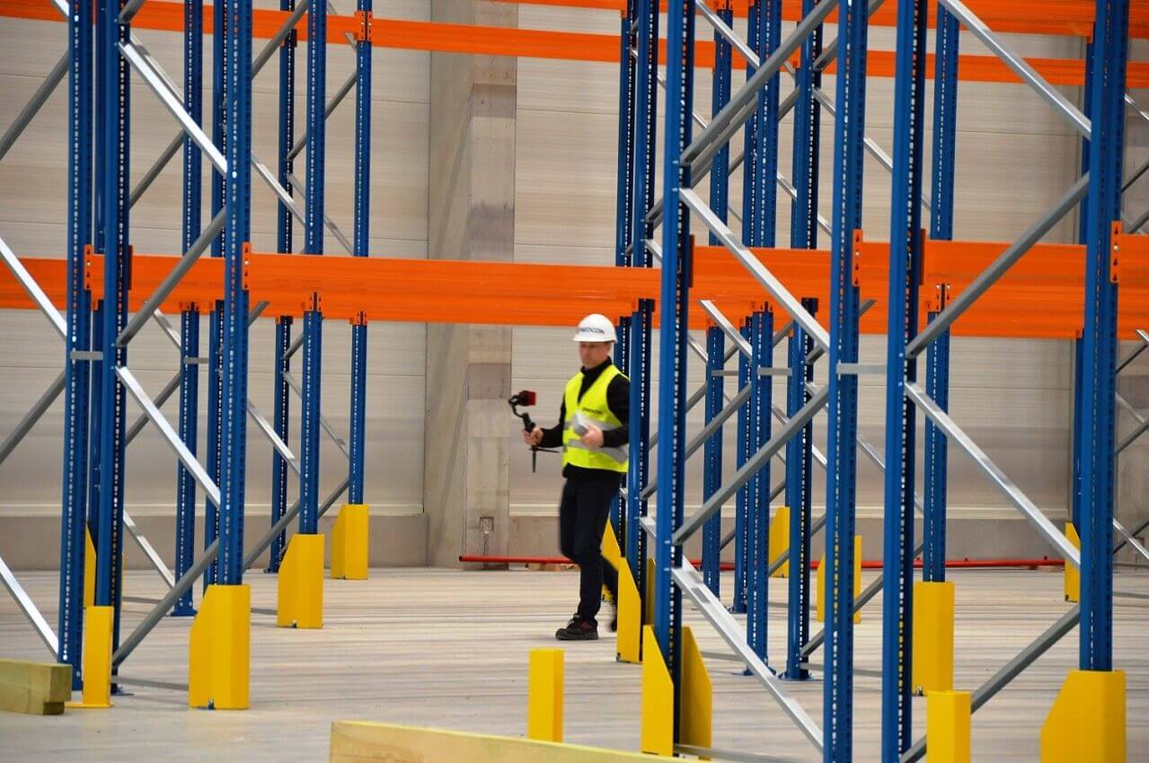 specjalista Nedcon dokonujący analizy magazynu