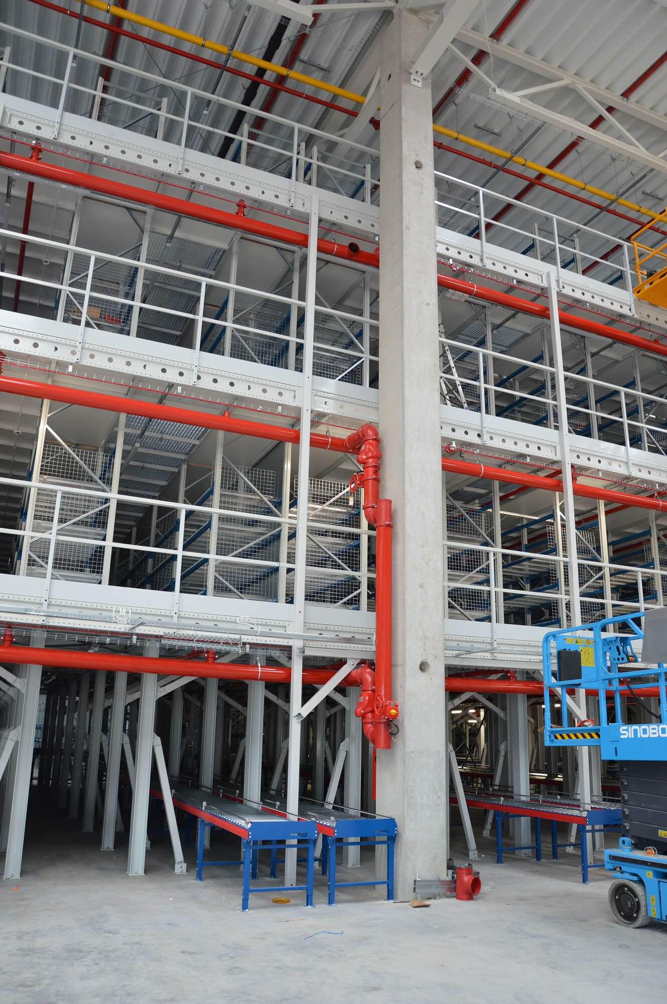 antresole z regałami półkowymi