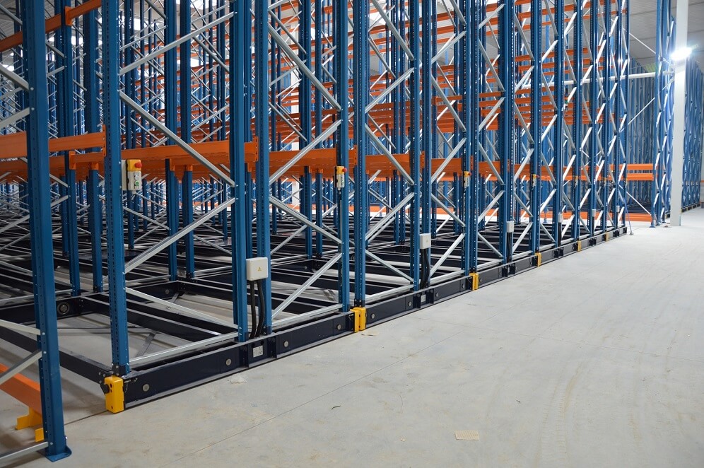 regały mobilne w magazynie