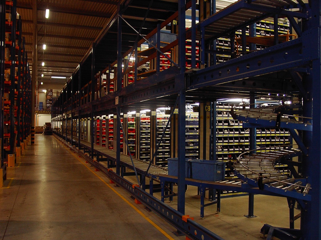 regały na pojemniki w magazynie