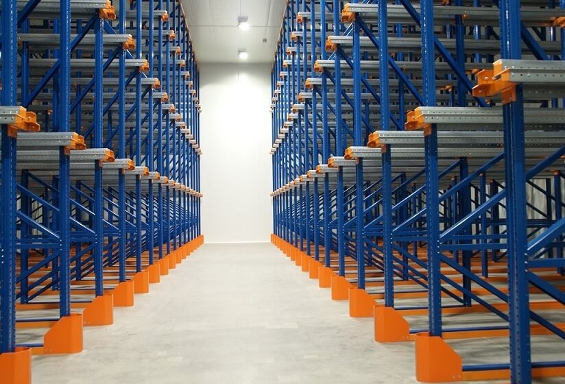 magazyn z regałami w chłodni