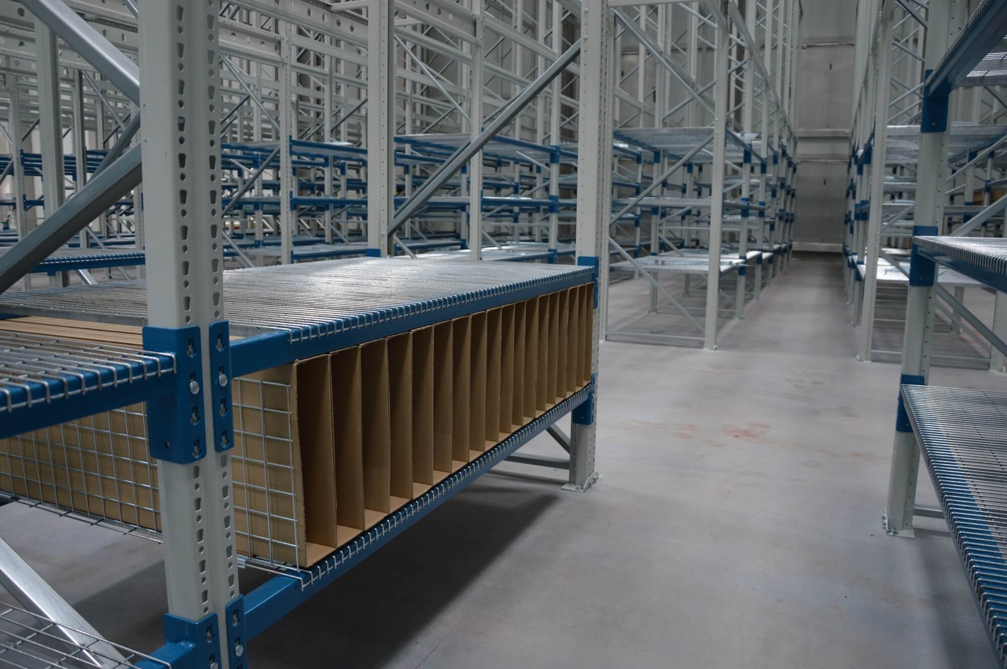 wysokie regały półkowe