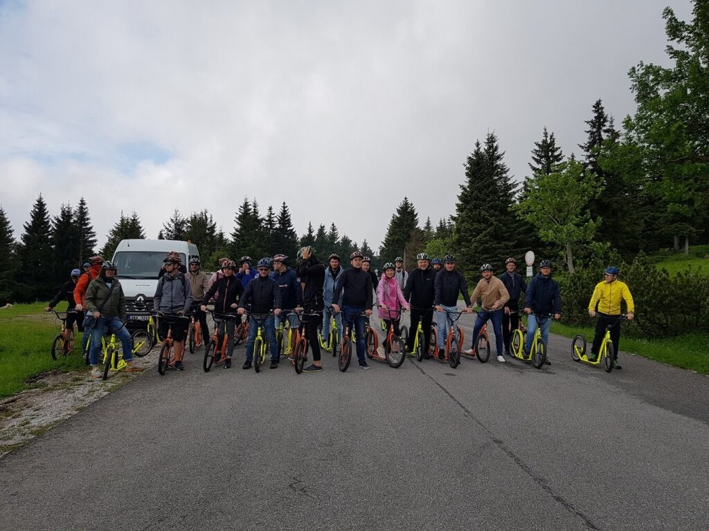 zdjęcie grupowe na hulajnogach